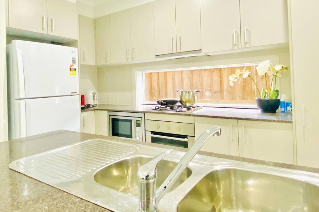 Kellyville 5Br Near Park And Shopping Mall ภายนอก รูปภาพ