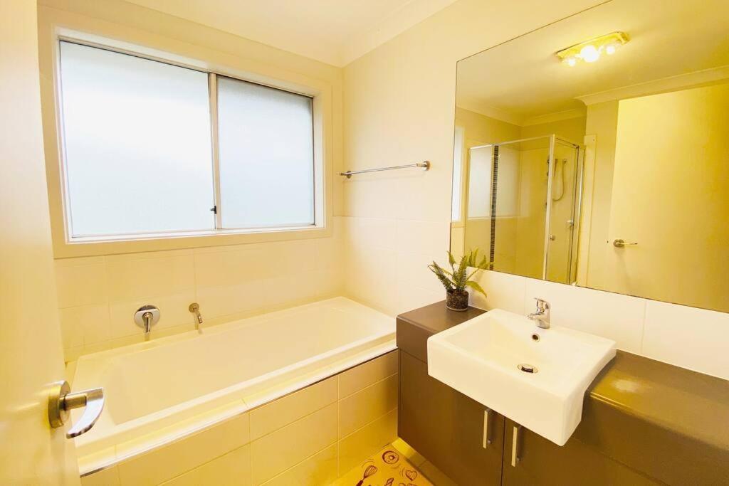 Kellyville 5Br Near Park And Shopping Mall ภายนอก รูปภาพ
